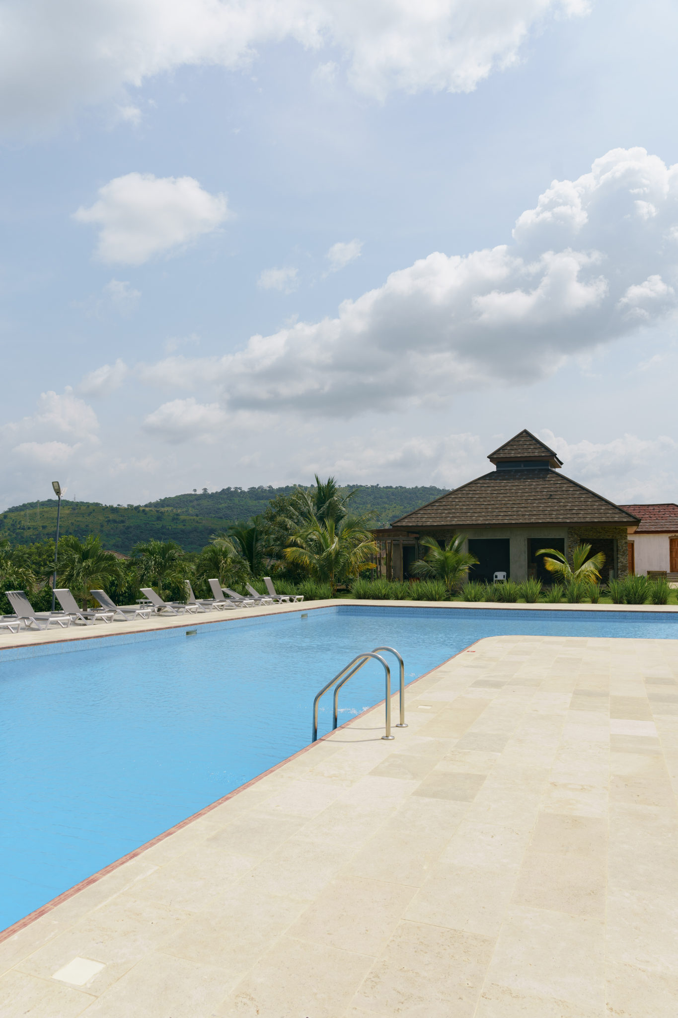 penninsula resort akosombo pool view side